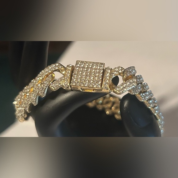 Dazzling Gold Women's Bracelet With Clear Crystal Accents - Picture 5 of 11
